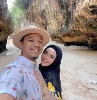 Umumkan Hamil Anak Kedua, 8 Potret Sheza Idris dan Suami yang Selalu Romantis - Jauh dari Gosip Miring