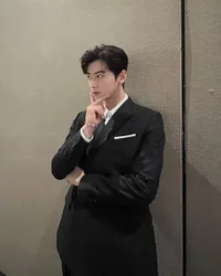 Umumkan Pemenang di Baeksang Arts Awards 2022, 11 Potret Ganteng Cha Eun Woo Pakai Setelan Jas - Terlalu Sempurna Bak Manekin Berjalan