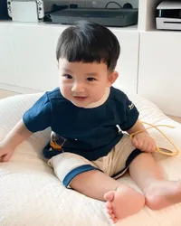 Umur Baru 7 Bulan Tapi Gantengnya Nggak Karuan, 8 Potret Pierce Anak Billy Davidson yang Semakin Menggemaskan