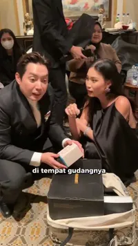 Unboxing Souvenir Resepsi Luna Maya dan Maxime Bouttier di Jakarta, Ada Mesin Kopi!