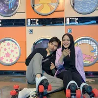 Unggah Foto Bareng di Instagram, Berikut 8 Potret Keseruan Putri Adelina dan Jeffry Reksa Main Sepatu Roda