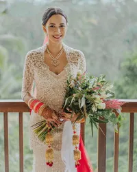 Upacara Pernikahan Nadine Alexandra, Gabungkan India - Jawa - UK