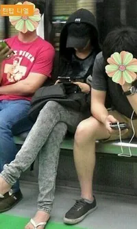 Ups, Bintang Korea Ini Tertangkap Kamera Naik Angkutan Umum Loh
