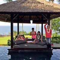 Ups, Ini Cara Unik Bella Shofie Berlibur di Pulau Bali