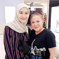 Usai 16 Kali Operasi Pengangkatan Silikon, Wajah Mpok Atiek Semakin Bersinar!