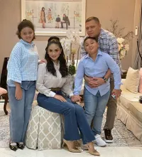 Usai Berbulan-bulan Tak Bertemu, 8 Potret Krisdayanti dan Raul Lemos yang Sempatkan Pose Mesra Meski Sambil Teleponan