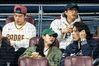 Usai BinJin Couple, Song Joong Ki Juga Tertangkap Kencan Nonton Baseball Bareng Katy Louise Saunders