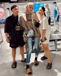Usai Dihujat Jilbabnya, Ini 10 Potret Olla Ramlan yang Kini Kakinya Disebut Terlalu Kurus Sampai Diminta Pakai Rok Panjang Saja 