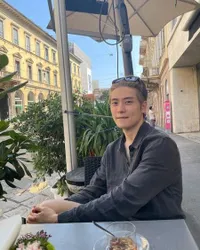 Usai Hadiri Fashion Show, Ini Foto-Foto Ganteng Jaehyun NCT Healing Santai di Milan: Jalan-Jalan Pakai Sandal