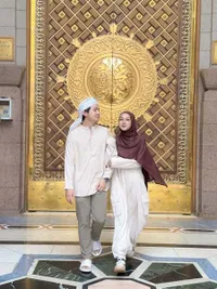 Usai Resmi Menikah, Arbani Yasiz Umrah Bareng Raissa Ramadhani
