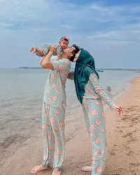 Usai Tuai Cibiran Karena Ajak Sang Anak Naik Jetski, Ini Potret Bahagia Ria Ricis dan Teuku Ryan Main di Pantai - Gemesnya Baby Moana Belajar Jalan