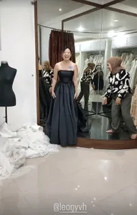 Usai Ungkap Pacar, Leony Trio Kwek Kwek Fitting Gaun Bareng Bridal Planner - Bakal Segera Nikah?