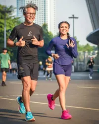 Usia Boleh 43 Tahun & Sudah Beruban, 8 Potret Nirina Zubir Bodynya Tetap Mungil Bak Gadis ABG - Awet Muda Banget