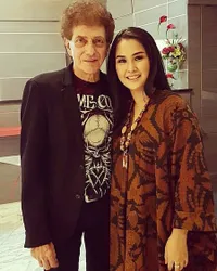 Usia Bukan Penghalang, Intip 10 Momen Mesra Ahmad Albar Dengan Istri yang Lebih Muda 37 Tahun