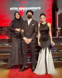 Usia Hampir Setengah Abad, 8 Potret Yuni Shara yang Masih Langsing Singset - Panen Pujian Netizen