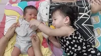 Usianya Berdekatan, 8 Potret Interaksi Gendhis & Kenes Anak Nella Kharisma - Nggak Pernah Gagal Bikin Gemas
