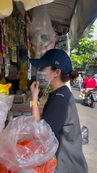 Ussy Sulistiawaty Pilih Belanja di Pasar Tradisional, Tampil Kasual Tanpa Makeup