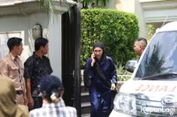 Ussy Sulistiawaty Melayat ke Rumah Duka Ibunda Olla Ramlan