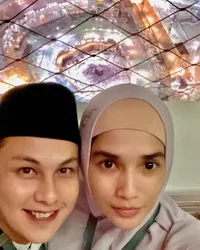Ussy Sulistiawaty Sedang Hamil Muda, Romantis Sama Andhika Pratama Selama Umrah