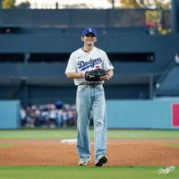 V BTS Bikin Dodger Stadium Heboh dengan Ceremonial Pitch, Penjualan Tiket Melonjak - Server Down