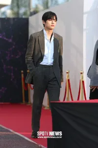 V BTS Dengan Rambut Hitam Lagi, Ketampanannya Bikin Hati Berdebar