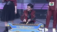 Valen Unjuk Kebolehan Main Gamelan di Panggung D'Academy 7