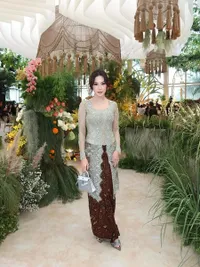 Varsha Strauss dan Kezia Toemion di Nikahan Darma Mangkuluhur, Stunning