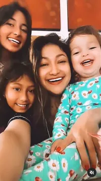 Vibes Ibu-ibu Hollywood, 8 Potret Hot Mom Rahma Azhari Momong Anak - Tetap Cantik Meski Tanpa Makeup