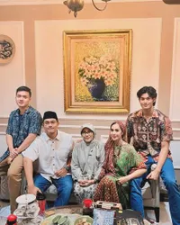 Vibesnya bak Lebaran, Potret Diah Permatasari Buka Puasa Bareng Keluarga - Dua Anak Ganteng Bikin Salfok