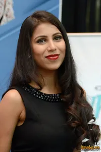 Vibha Anand, Mempesona Dengan Gaun Hitam Elegan