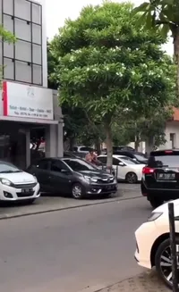 Viral Duta Sheila on 7 Makan Jajanan Langsung Dari Plastik di Pinggir Jalan, Netizen: Sederhana Gak Jual Drama