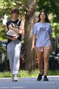 Viral Foto-Foto Suri Cruise Tertangkap Ciuman dengan Pacarnya, Toby Cohen di Depan Umum