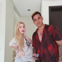 Viral Karena Dugaan Umpatan Kasar Oleh Billy Syahputra, Seperti Ini Potret Mesranya Robby Shine dan Istri Bulenya Nastasya