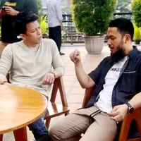 Viral Potret Ariel NOAH Ngobrol Hangat Bareng Uki, Tetap Sahabatan Walau Sudah Berpisah