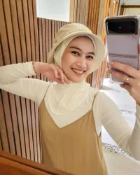 Viral Selebgram Ogah Punya Pacar yang Pakai HP Android, Ini 10 Artis yang Pede Pakai Android - Tetap Kece Dibuat Mirror Selfie