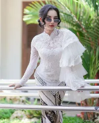 Visualnya Bukan Main, Potret Lala Widy Dalam Balutan Kebaya - Barbie Dangdut Kearifan Lokal!