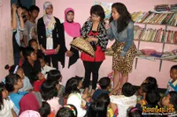 Venna Melinda Bersilaturahmi Dengan Anak Save Street Child