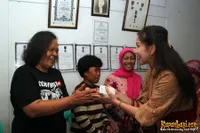 Venna Melinda Kunjungi Janda Pahlawan TNI AL