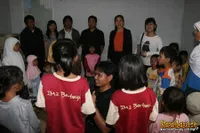 Venna Melinda Kunjungi Sekolah Kampung Sampah