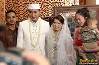 Verlita Evelyn dan Keluarga di Akad Nikah Okie Agustina
