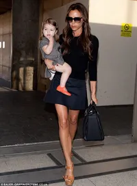 Victoria Beckham Bersama Keempat Anaknya di Bandara