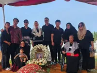 Wafat di Usia 94 Tahun, Ini 8 Potret Pemakaman Ayah Ari Wibowo yang Diiringi Prosesi Militer - Sebelumnya Sempat Ungkap Cinta pada Ira Wibowo