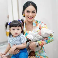 Wajah Anak Kedua Atta & Aurel Terungkap, Ini Potret Bahagia Kris Dayanti Momong Dua Cucu
