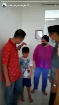 Wajah Bete Saat Dikabari Bakal Masuk Pesantren Jadi Sorotan, 7 Potret Rafathar Mengaji - Salat Berjamaah Bareng Santri Pondok
