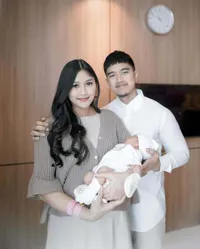 Wajah Masih Dirahasiakan, 8 Potret Kaesang Bersama sang Anak - Baru Saja Gelar Akikah