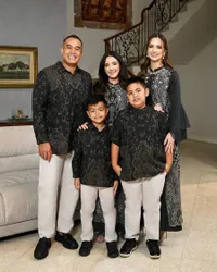 Wajah Mikhayla Bakrie Full Makeup Sukses Bikin Salfok di Family Photoshoot Terbaru Nia Ramadhani