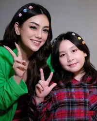 Wajahnya Disebut Mirip Dirly Banget, 8 Potret Eleeya Putri Celine Evangelista yang Hobi Belajar - si Cantik Suka Kembaran Sama Sang Bunda