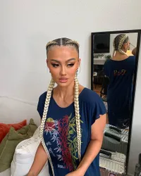 Wajahnya Sedang Ramai Disorot, Intip Potret Agnez Mo Tetap Stylish Pakai Daster Murah Meriah - Jadi Favorit Sejak Belum Go International