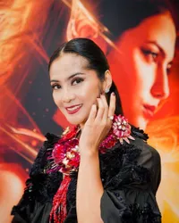 Wajahnya Tetap Kencang dan Bebas Keriput! Ini 10 Potret Maudy Koesnaedi yang Awet Muda di Usia 47 Tahun - Disorot Saat Bersama Putranya