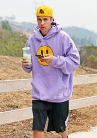 Warna-Warni! 59 Potret Justin Bieber Dalam Berbagai Outfit, Pakai Hoodie - Shirtless